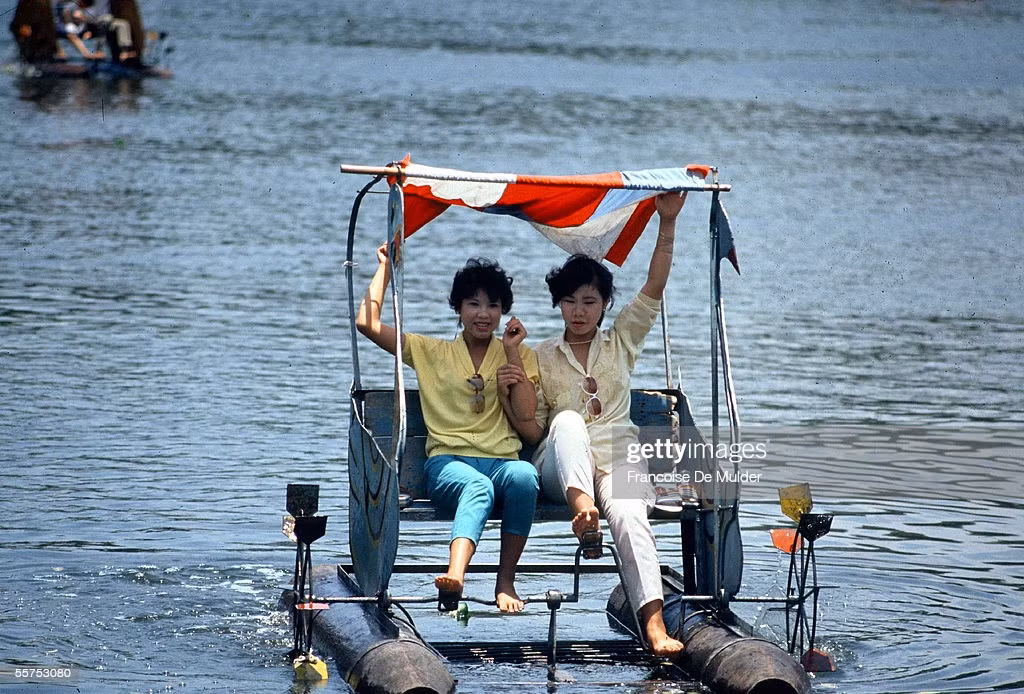 Hai cô gái thư giãn trên mặt hồ ở Hà Nội năm 1989.