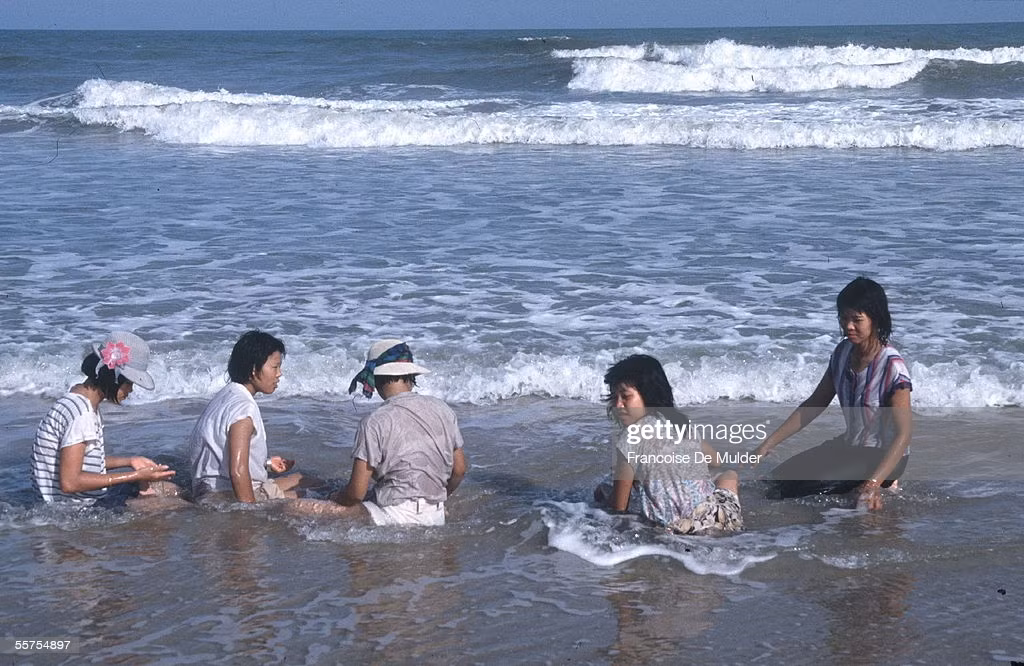 Các thiếu nữ ngâm mình trong nước biển ở Bãi Sau, Vũng Tàu, 1989.