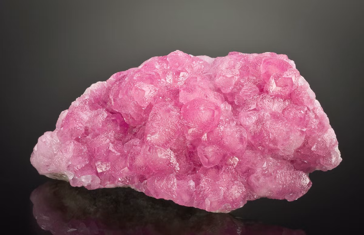Cobaltian calcite là một dạng màu hồng của calcite, khoáng vật cacbonat phổ biến ở vỏ trái đất. Nó còn được gọi là đá Aphrodite, theo tên nữ thần Hy Lạp cổ đại gắn liền với tình yêu, sắc đẹp, niềm vui và phồn thực.