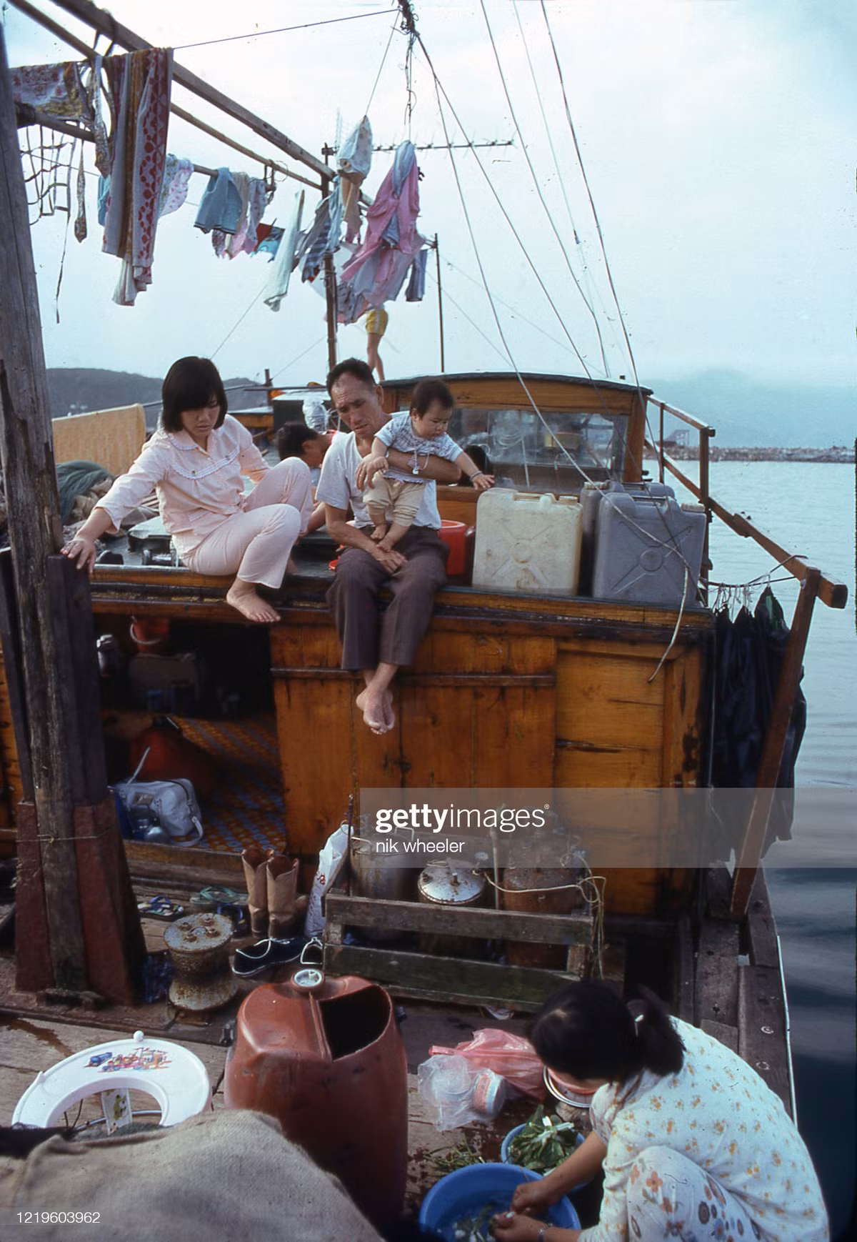 Cảnh sinh hoạt của một gia đình trên con thuyền, đồng thời là ngôi nhà, 1979.