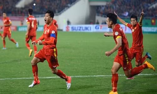 Công Vinh ghi bàn rút ngắn tỉ số.