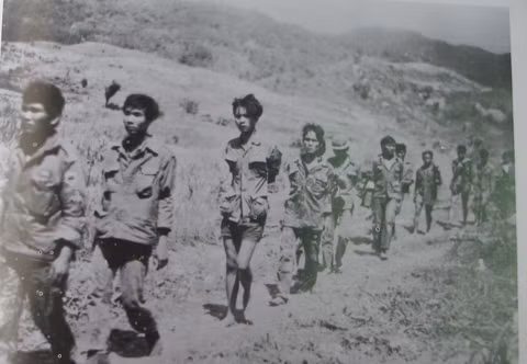 Binh lính chế độ Sài Gòn ở Đắc Pét (Kon Tum) ra hàng. 