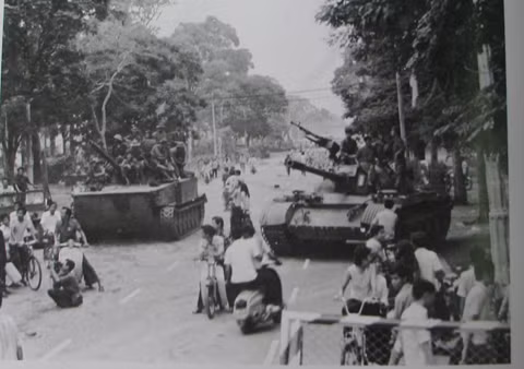 Xe tăng quân giải phóng trên đường phố Sài Gòn.