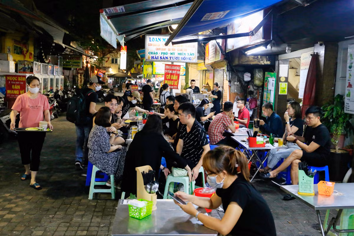 Gioi tre Ha Noi thoai mai di an, ngoi ca phe xuyen dem
