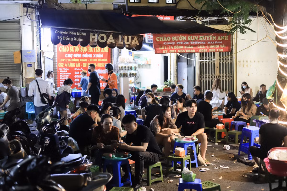 Không khí nhộn nhịp tại một quán cháo trên đường chợ Đồng Xuân. Đây cũng là địa điểm ăn đêm quen thuộc của giới trẻ.