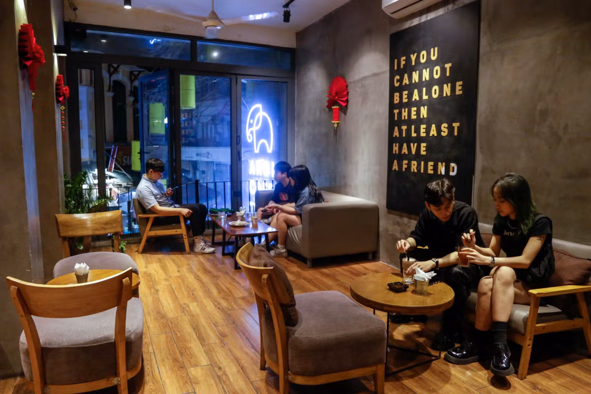Gần bước sang ngày mới, nhiều quán cà phê trên phố Tống Duy Tân vẫn khá đông khách, đa số là học sinh, sinh viên.