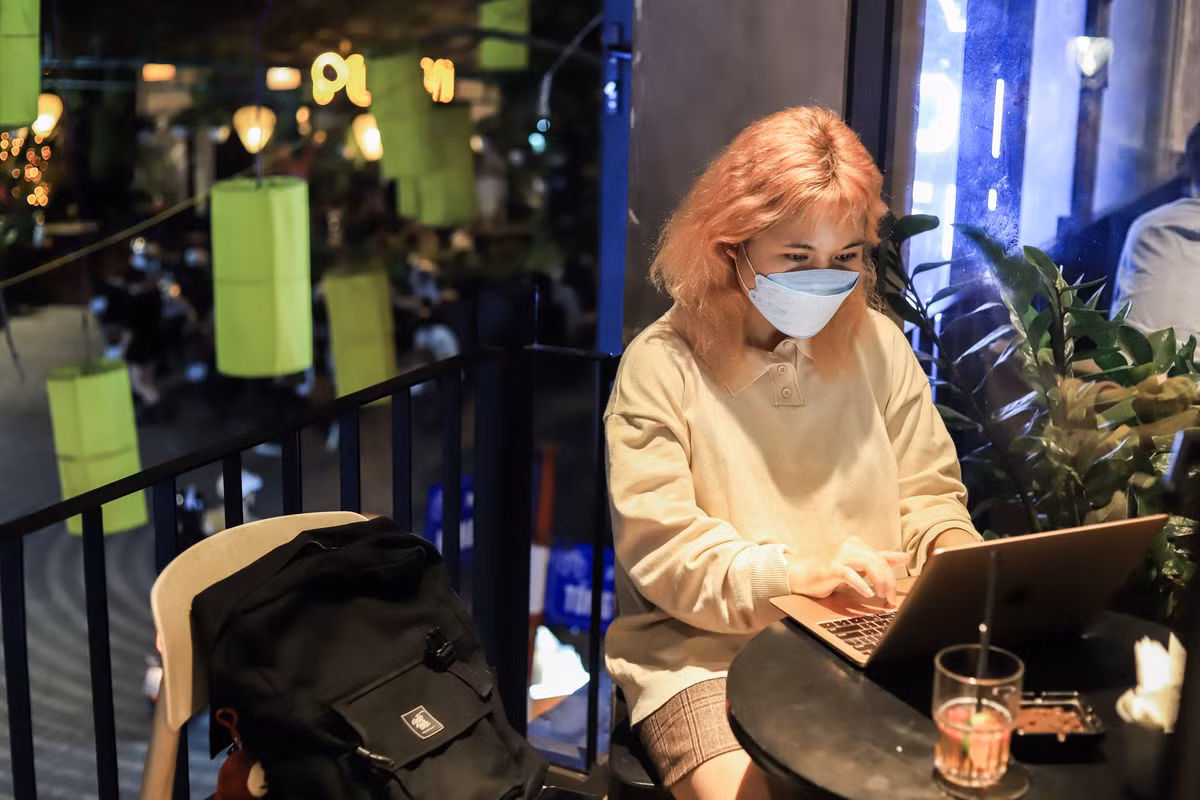 Thường xuyên chạy deadline nên Thảo (20 tuổi) chọn những quán cà phê mở muộn để làm việc, nhưng 2 năm gần đây, cô phải làm việc tại nhà. “Khi nghe tin các quán ăn, cà phê được mở cửa sau 21h tối tôi cảm thấy rất hào hứng vì mình có thêm không gian để làm việc. Tôi thích làm việc tại quán cà phê bởi vì nó tạo cảm hứng cho tôi. Hôm nay, tôi ngồi từ 17h, dự định đến 0h sẽ đi về”.