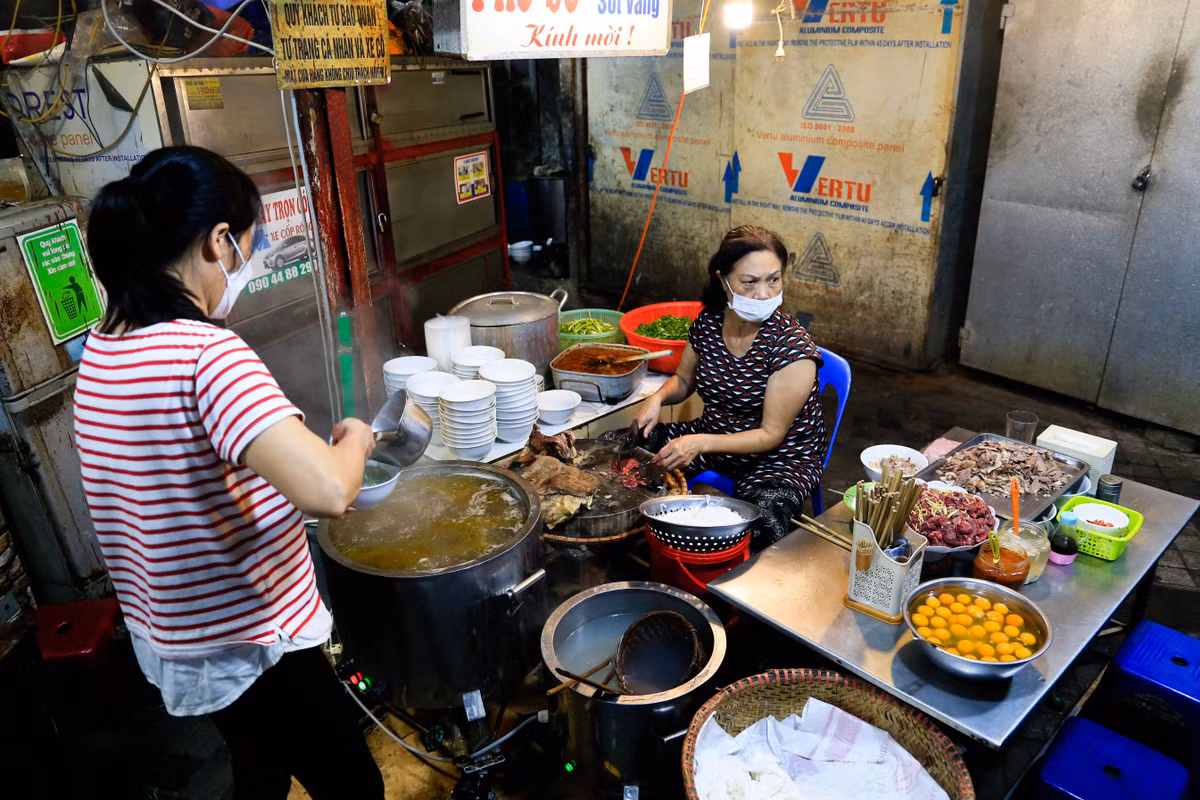 Phở bò Đường Tàu là món ăn đêm quen thuộc của nhiều bạn trẻ lui tới sau mỗi buổi đi chơi đêm. Bà Nguyễn Kim Phúc (chủ quán) cho biết: “Quán mới được mở muộn mấy ngày nay nên tôi đang xem tình hình khách như thế nào để nhập nguyên liệu. Lượng khách vẫn chưa thể bằng trước đây nhưng như này cũng mừng rồi".