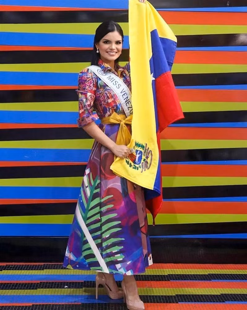 Sáng giá không kém là đại diện Venezuela - Alejandra Conde. Cô đang là ứng cử viên số 1 cho vương miện Miss World 2021, theo đánh giá của chuyên trang Missosology. Người đẹp khởi hành bằng bộ váy màu sắc bắt mắt.