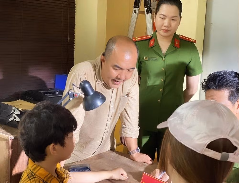 Theo Ngoc Trinh lam giup viec, Thuy Kieu gio di dong phim moi hot!-Hinh-2