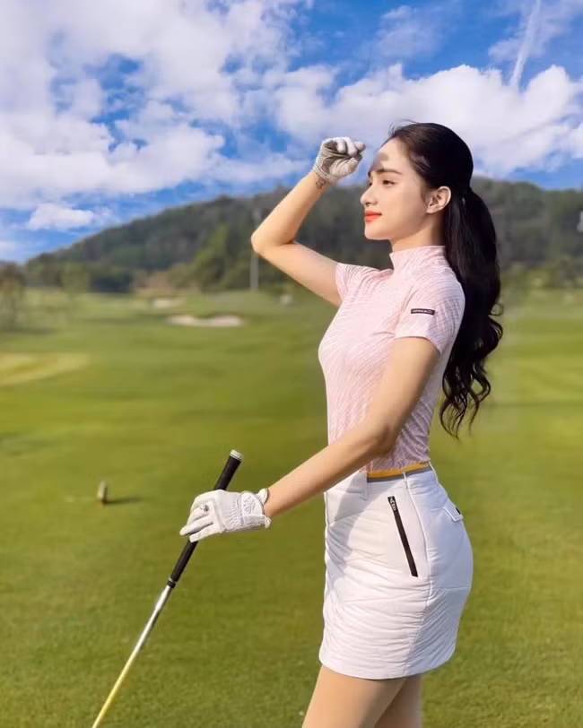 Bởi thế mà dạo gần đây, nhiều người đẹp Vbiz xuất hiện nườm nượp trên sân golf như một trào lưu thịnh hành, khẳng định "đẳng cấp" sành điệu.