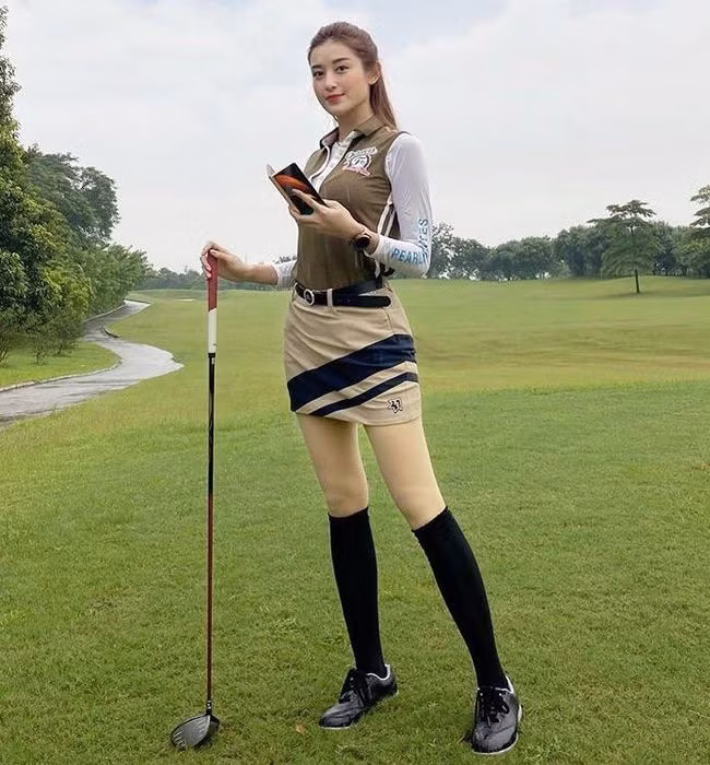 Á hậu Huyền My cũng lựa chọn môn thể thao đắt đỏ này để duy trì vóc dáng. Theo khảo sát của một trang web chuyên bán trang phục dành cho bộ môn golf, thì để sở hữu một bộ quần áo có thương hiệu rẻ nhất, người chơi phải bỏ ra số tiền là gần 3 triệu đồng.