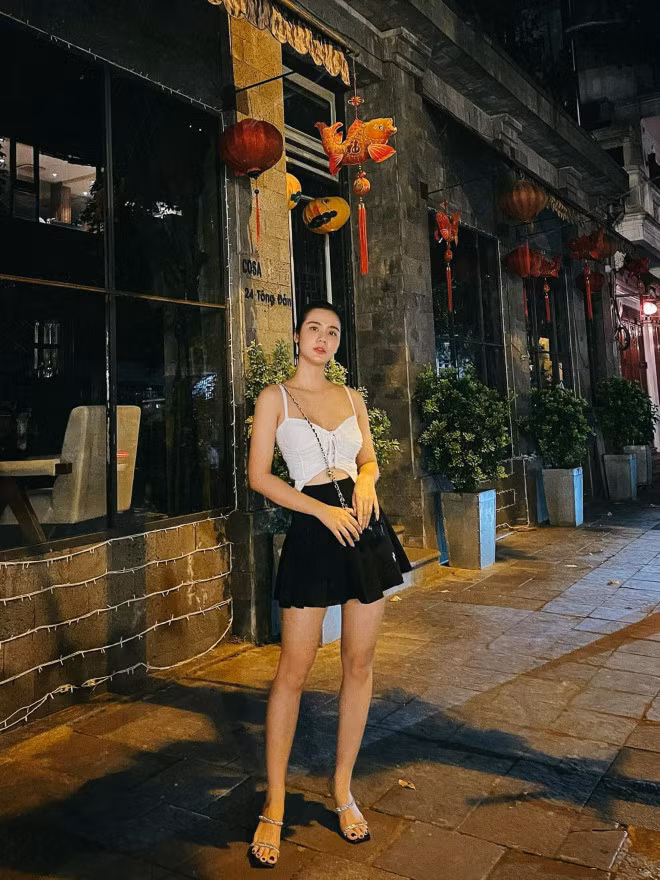 Nếu như nữ chính Vân Trang của Thương Ngày Nắng Về có phong cách trang nhã, nữ tính thì Huyền Lizzie lại trẻ trung, khỏe khoắn hơn với quần jeans và áo lửng kết hợp với giày thể thao.