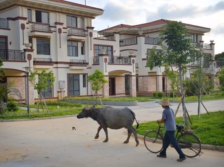 Gia cảnh của ông nghèo khó, nhiều lần định nghỉ học. Tuy nhiên, nhờ được dân làng động viên nên mẹ cố gắng kiếm tiền để con được đến trường như bạn bè.