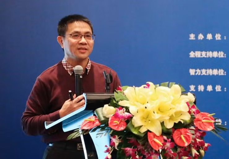 Hiện nay, ông là người đứng đầu tập đoàn đồ uống Tiandi No 1 Beverage Inc, ông chủ chuỗi thịt lợn cao cấp Yihao Tuzhu và một đại gia bất động sản có tiếng.
