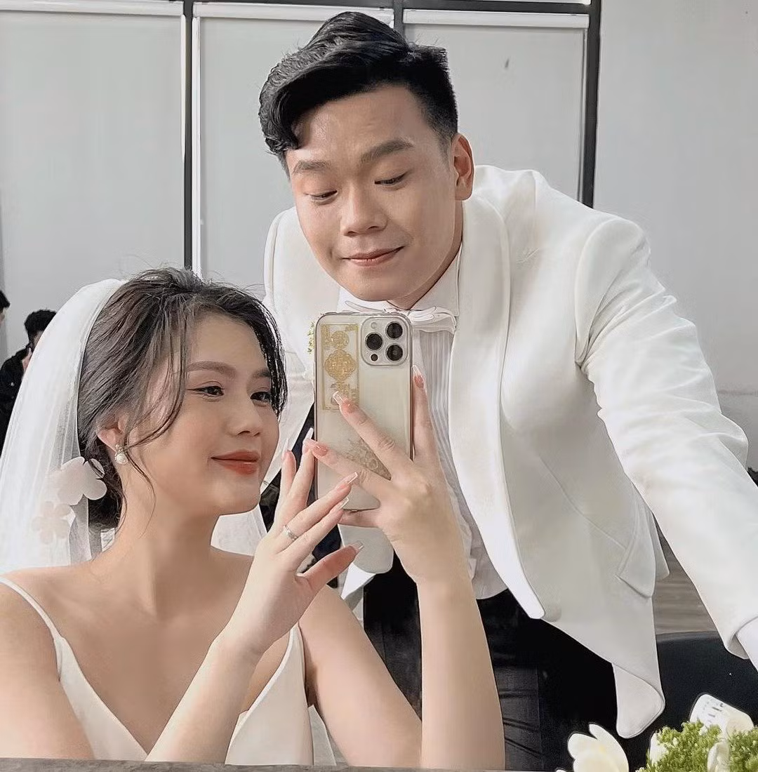 Thành Chung lần đầu công khai ảnh hẹn hò với nửa kia vào năm 2017. Tố Uyên từng chia sẻ với Zing rằng cô lần đầu chạm mặt Thành Chung ở một quán cà phê tại Tuyên Quang. Thay vì hình ảnh "soái ca" sơ mi trắng như trong tưởng tượng của cô, anh chỉ diện áo phông, quần đùi và đi dép lê giản dị. Một chi tiết nhỏ của chàng trung vệ khiến cô nhớ mãi: "Anh Chung không gọi là hạt hướng dương, mà nói là đĩa hoa mặt trời". Ảnh: uyenkem___.