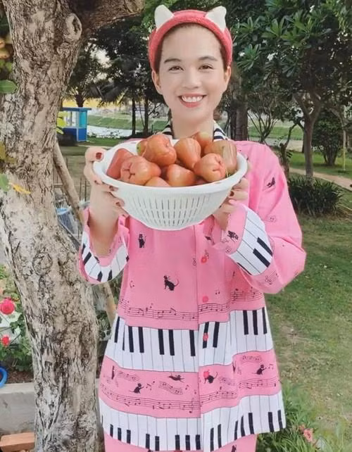 Đồ ngủ sao Việt: Đào Bá Lộc diện váy ngủ nữ tính hơn cả đồ bộ Ngọc Trinh - Hình 6 Do ngu sao Viet: Dao Ba Loc dien vay ngu nu tinh hon ca do bo Ngoc Trinh-Hinh-6