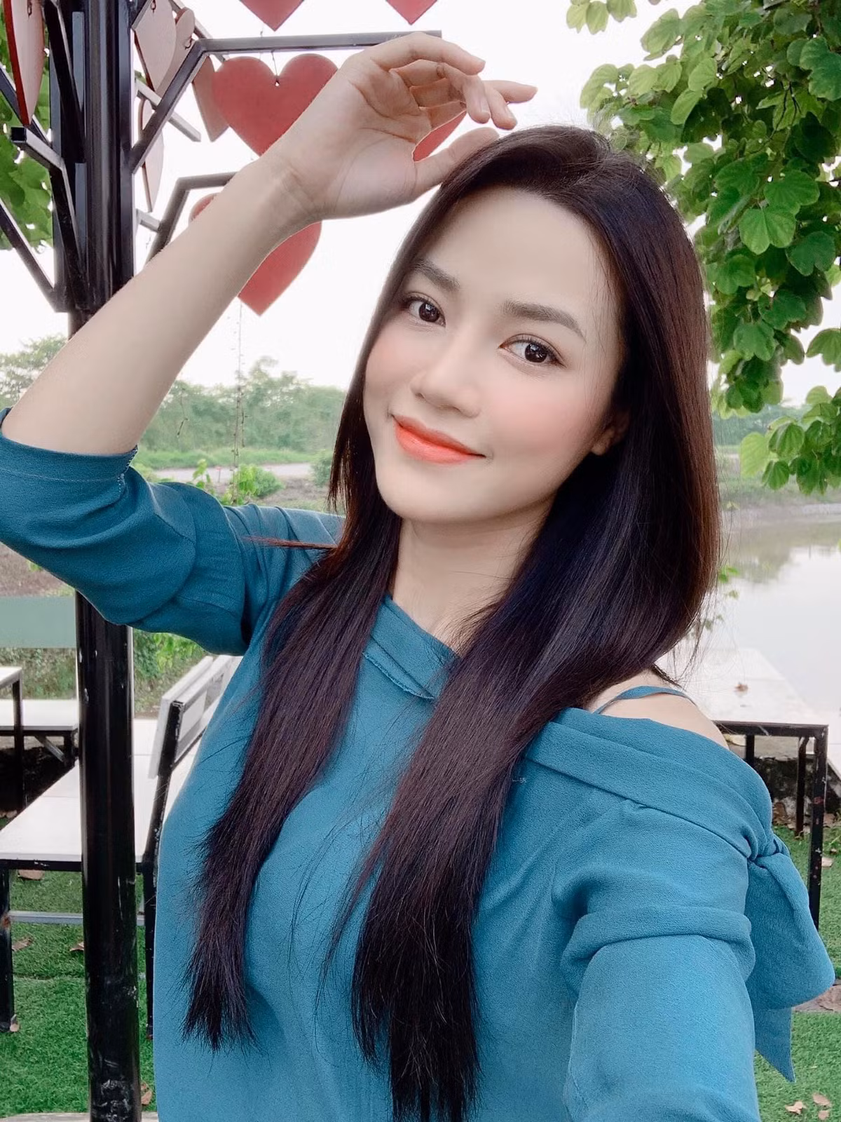 Trước đó, Anh Đào từng là gương mặt nữ phụ xuất hiện trong vài phân cảnh của phim "Trở về giữa yêu thương", "Hướng dương ngược nắng"...