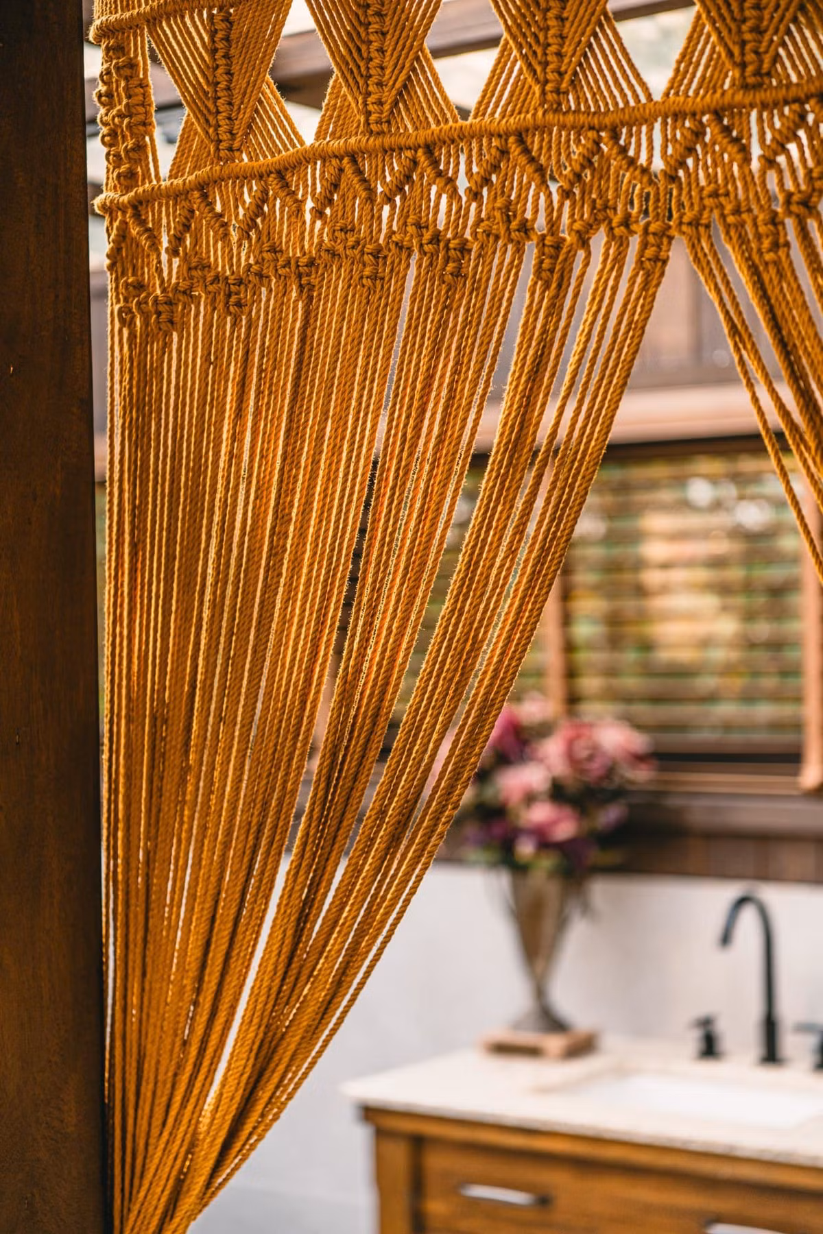 Sàn gạch giả gỗ giúp công năng sử dụng bền vững và an toàn, có thảm họa tiết thổ cẩm giúp không gian đầm ấm hơn.