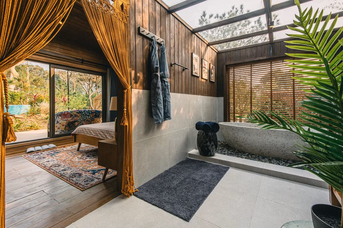 Ngôi nhà có một phòng ngủ và phòng tắm tràn ánh sáng tự nhiên, sỏi và gạch terrazzo giúp không gian tràn ngập thiên nhiên. Một sàn gỗ lớn trước hiên nhà cho mọi người ngồi uống trà, hút thuốc ngoài sân, lắng nghe tiếng chim hót và âm hưởng của núi rừng.