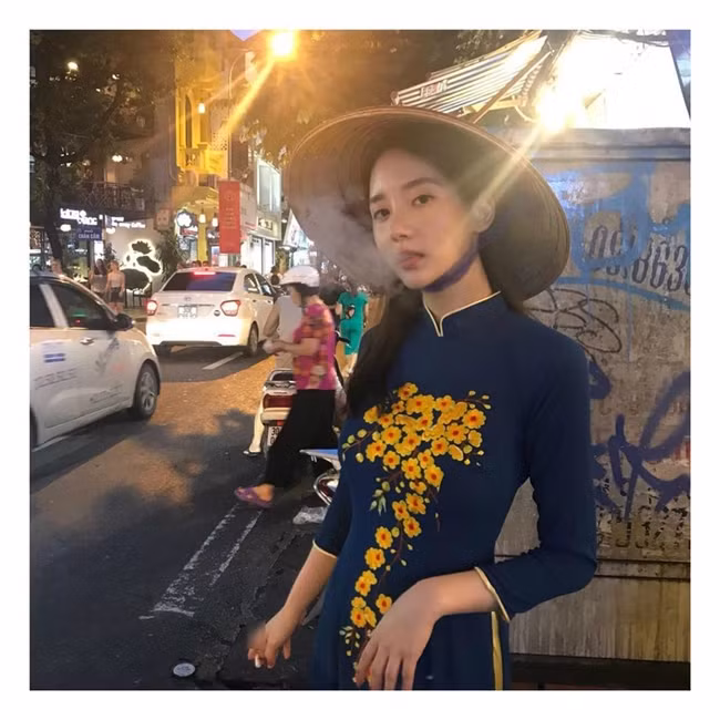 Bên cạnh những thiết kế thoải mái, một số người còn chọn mặc áo dài khi đến du lịch tại Việt Nam.