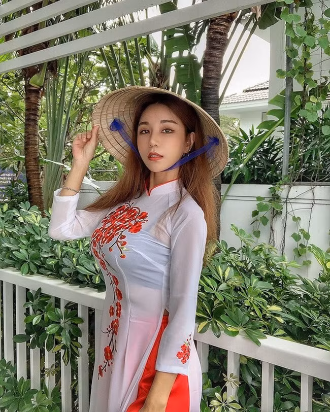 Tồn tại định kiến cho rằng những kiểu đồ như áo hai dây, croptop,... chỉ dành cho những người có thân hình hoàn hảo hoặc là idol, diễn viên. Mọi người có nỗi sợ thân hình của bản thân không hoàn hảo, mặc quần áo như vậy ra đường sẽ bị soi mói. Ngoài ra, bạn có thể mặc hở vai, bụng nhưng tuyệt đối không được lộ vòng 1 - bộ phận khêu gợi nhất theo quan niệm ở Hàn Quốc.