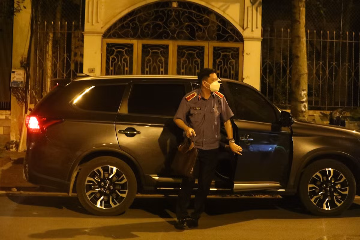 Theo ghi nhận của Zing, khu vực trước căn biệt thự này không bị phong tỏa, người và phương tiện đi lại bình thường. Nơi đây khá vắng người. Trong ảnh, một kiểm sát viên bước xuống từ ôtô để vào căn biệt thự. Ảnh: Việt Linh.