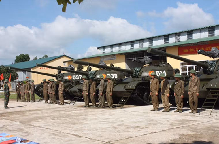 Ngày này, xe tăng T-54/55 vẫn là xương sống của lực lượng tăng thiết giáp Việt Nam. Những chiếc T-54/55 tuy đã trải qua hơn 50 năm hoạt động nhưng luôn được bảo trì tốt, giống như vừa mới ra khỏi dây chuyền sản xuất. Ảnh: QĐND