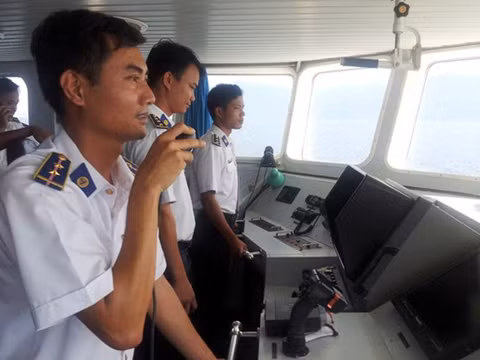 Các chiến sĩ tàu CSB 4032 làm nhiệm vụ.