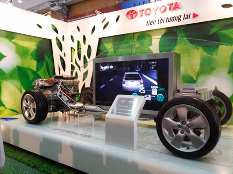 Prius – chiếc xe với ý nghĩa “đi trước thời đại” được trưng bày dạng mô hình mặt cắt. Chính giữa thân xe là màn hình mô tả chi tiết công nghệ hybrid và các cải tiến trên xe Prius qua các thế hệ để đạt được hiệu quả tiết kiệm nhiên liệu cao nhất và thân thiện với môi trường nhất… Prius – chiếc xe với ý nghĩa “đi trước thời đại” được trưng bày dạng mô hình mặt cắt. Chính giữa thân xe là màn hình mô tả chi tiết công nghệ hybrid và các cải tiến trên xe Prius qua các thế hệ để đạt được hiệu quả tiết kiệm nhiên liệu cao nhất và thân thiện với môi trường nhất…