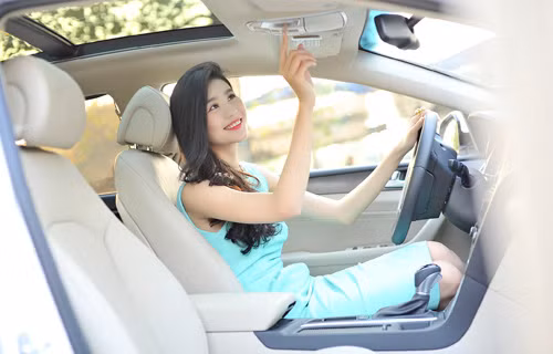 Ghế phụ điều chỉnh điện có thể điều chỉnh độ cao thoải mái và tiện lợi.Hàng ghế phía sau có rèm cửa, đèn đọc sách cá nhân. Không chỉ có vậy, cửa sổ trời toàn cảnh panorama mang đến một không gian dễ chịu và thân thiện nhất với thiên nhiên.