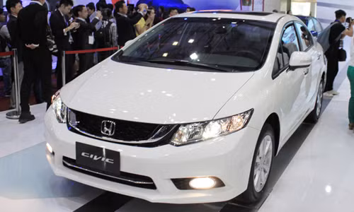 Đầu xe mạnh mẽ với thiết kế đèn trước hiện đại và táo bạo. Lưới tản nhiệt phía trước thiết kế mới với dạng tổ ong sơn đen được điểm xuyết bằng thanh crôm sáng bóng. Cụm đèn sương mù mạ crôm hình elip nằm trong các hốc hình bình hành, nan gió hình thang kết hợp với cản trước góc cạnh và nhô hẳn về phía trước.