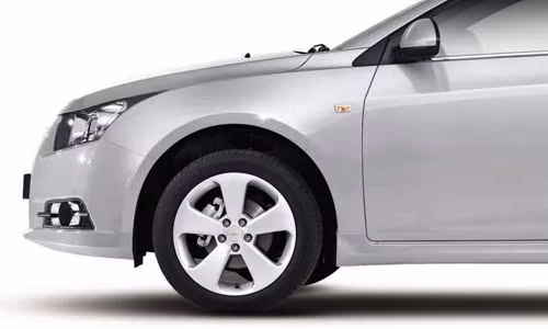 Ở phiên bản Chevrolet Cruze LTZ 2014 còn có mâm đúc thể thao thiết kế mới, đường kính mâm xe lên tới 17 inch và bề rộng lốp 215mm.