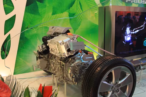 Động cơ 1.8L và mô tơ,... Động cơ 1.8L và mô tơ,...