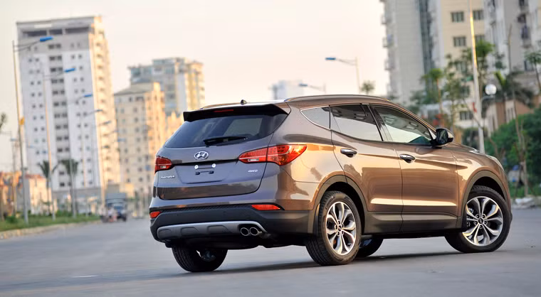 Theo Công ty Cổ phần Ô tô Hyundai Thành Công Việt Nam, Santa Fe phiên bản đặc biệt 2014 có giá bán lẻ: 1,44 tỷ đồng cho bản máy xăng và 1,431 tỷ đồng bản máy dầu (đã bao gồm thuế nhập khẩu, thuế tiêu thụ đặc biệt, thuế GTGT và không bao gồm các chi phí khác). Từ ngày 20/5 - 15/7, khách hàng mua xe Santa Fe phiên bản mới sẽ nhận được những phần quà có giá trị lên tới 50 triệu đồng (có thể quy đổi thành tiền mặt).