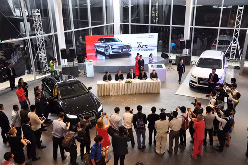 2 mẫu xe là Audi Q7 và Audi A8L mới được giới thiệu trong ngày khai trương.