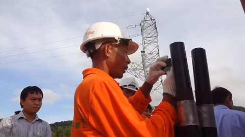 Kiểm tra lại các sợi cáp điện ngầm xuyên biển.