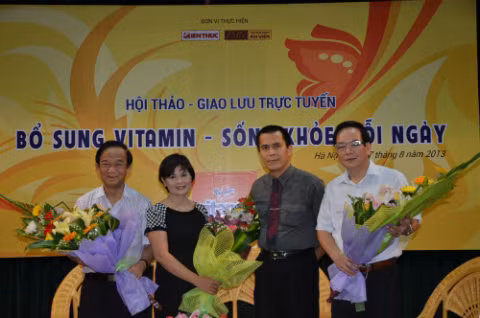 Tổng biên tập Báo Điện tử Kiến Thức chào đón 3 vị khách mời.