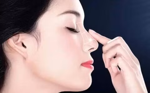 Từ đó mà hậu vận tốt tươi, đời sống càng già càng giàu. Nếu sống mũi cao, cánh mũi rộng, lỗ mũi lớn thì còn gọi là mũi rồng cực đại cát đại lợi. Những dáng mũi này thường là con nhà quan vua chúa thời xưa.