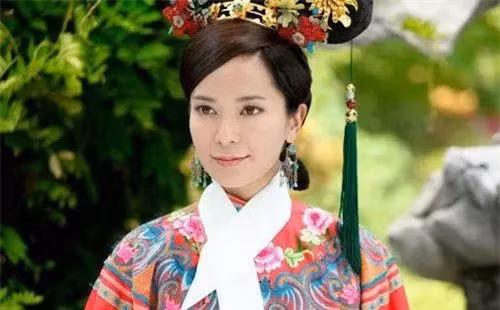 Đôn Di Hoàng quý phi sinh năm Khang Hi thứ 22, cha của bà là Tam Phẩm Hiệp Lĩnh Dụ Mãn. Lúc nhập cung, Đôn Di Hoàng quý phi chỉ mới 17 tuổi, tức kém Khang Hi tới gần 30 tuổi.