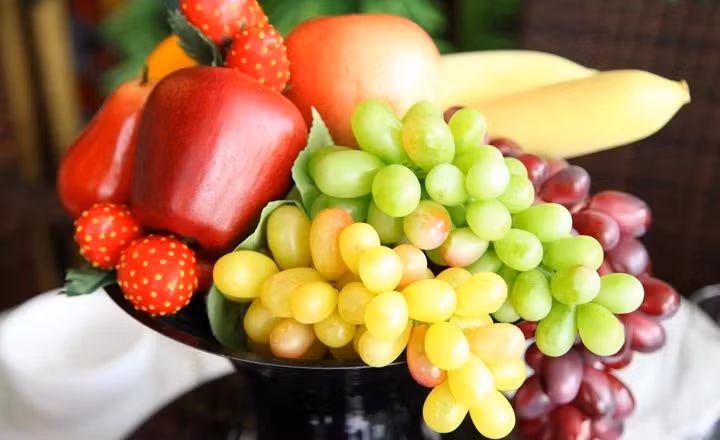 Tuy nhiên, thực tế cho thấy không ít người tùy tiện chưng hoa quả giả lên bàn thờ vì chúng tiện lợi mà không biết rằng cúng vật phẩm giả là điều đại kỵ. Ngoài ra, khi hoa quả đã héo bạn nên bỏ ngay, bởi nếu để hoa giả, hoa khô trên bàn thờ sẽ khiến gia chủ gặp nhiều xui xẻo, gia đình hay gây gổ, cãi cọ nhau.