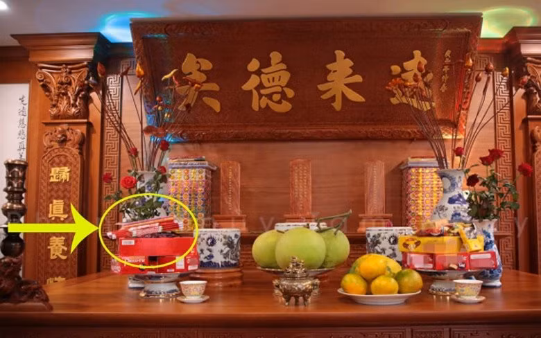  Đối với bàn thờ gia tiên, nhiều gia đình có thói quen cúng giấy tiền vàng mã từ Mùng 1 Tết và cứ để như thế cho đến cuối năm mới hóa vàng. Nếu vậy, bạn cần đảm bảo rằng ngày đưa ông Táo về trời số tiền vàng này phải được hóa vàng để con đường tiền bạc, tài lộc được hanh thông. Nếu quên không hóa vào cuối năm, việc làm ăn của năm tới sẽ bị ngưng trệ, gặp nhiều khó khăn.