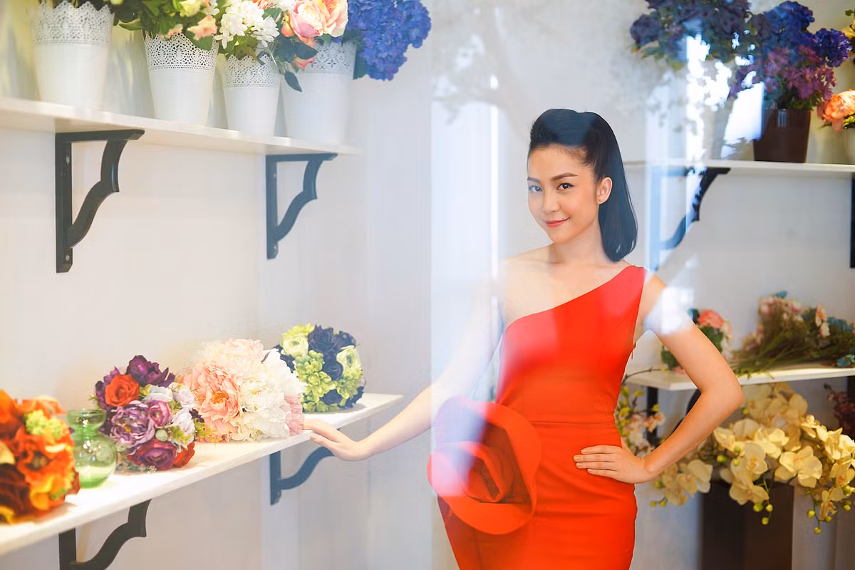 Trong trang phục của Thuy Designer, nàng chim công rạng rỡ.