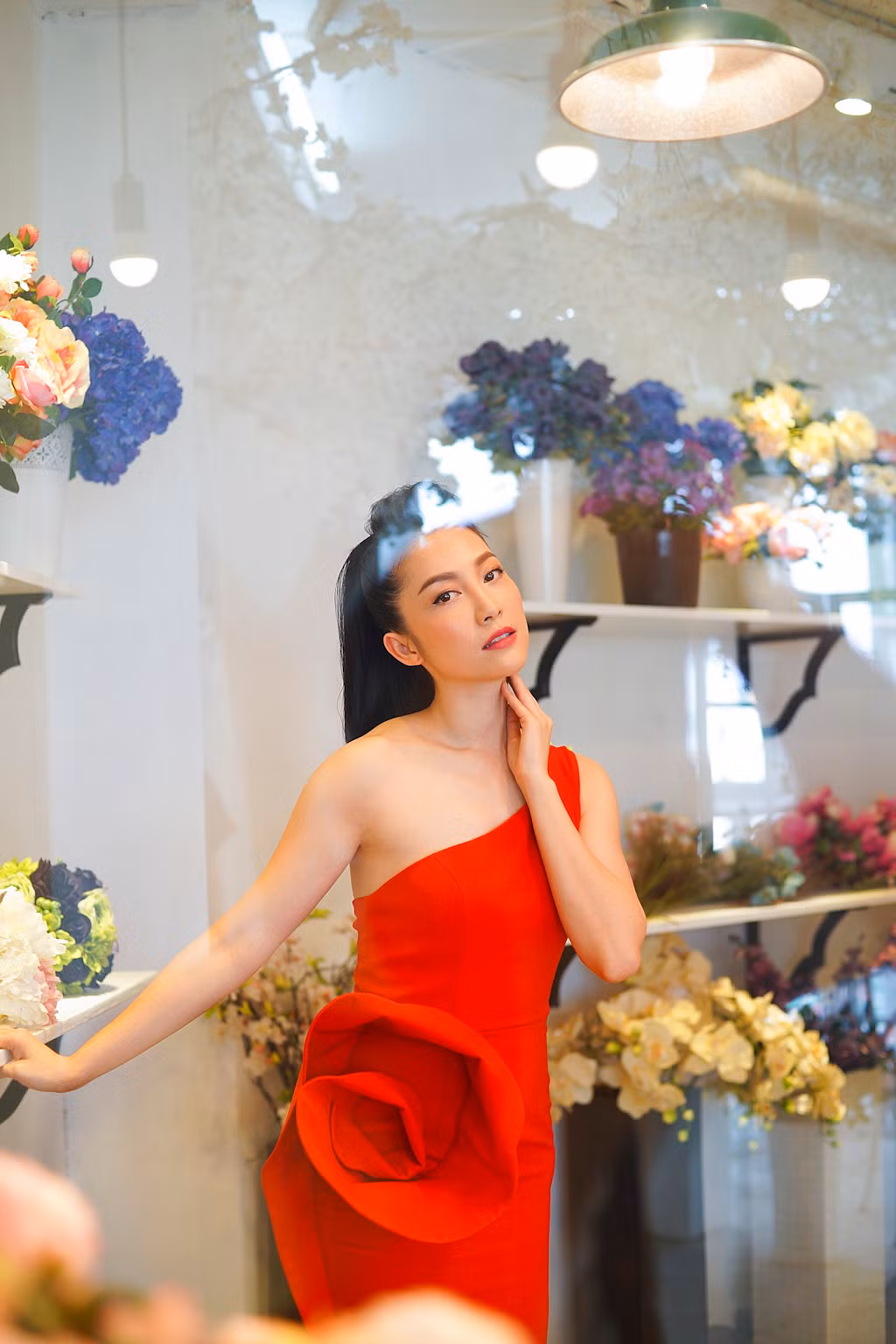 Bông hồng kết ở phần eo thấp tạo điểm nhấn đặc biệt.