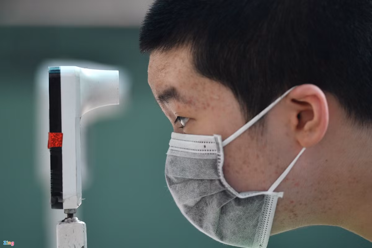 Tại điểm trường THCS Nguyễn Tri Phương (quận 10), 8 lớp khối 6 được chia thành các khung giờ tiêm khác nhau kéo dài từ 8h đến 11h. Việc này đảm bảo không xảy ra tình trạng ùn ứ, học sinh, phụ huynh không phải chờ đợi.