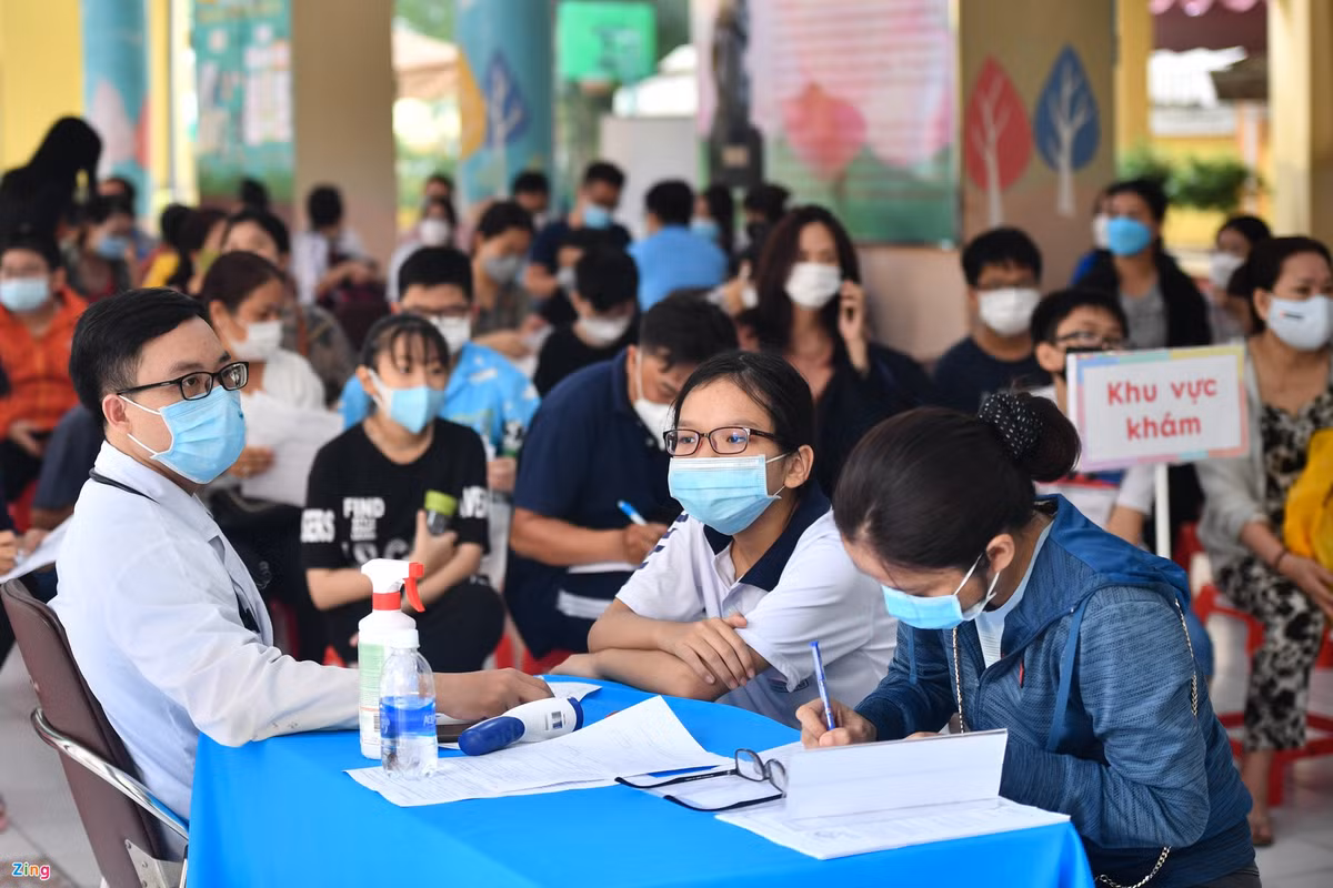 Sáng 16/4, TP.HCM triển khai chiến dịch tiêm vaccine phòng Covid-19 cho trẻ em 5-11 tuổi. Nhóm trẻ này sẽ được tiêm vaccine theo độ tuổi giảm dần, bắt đầu từ khối lớp 6.