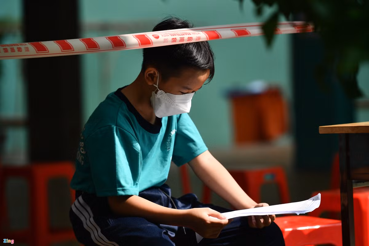 "Sau khi tiêm vaccine, thứ 2 các em sẽ quay trở lại học tập bình thường, nhà trường không phân biệt cháu nào đã tiêm hay chưa tiêm, các em đều có quyền sinh hoạt, học tập như nhau", thầy Vinh chia sẻ thêm.