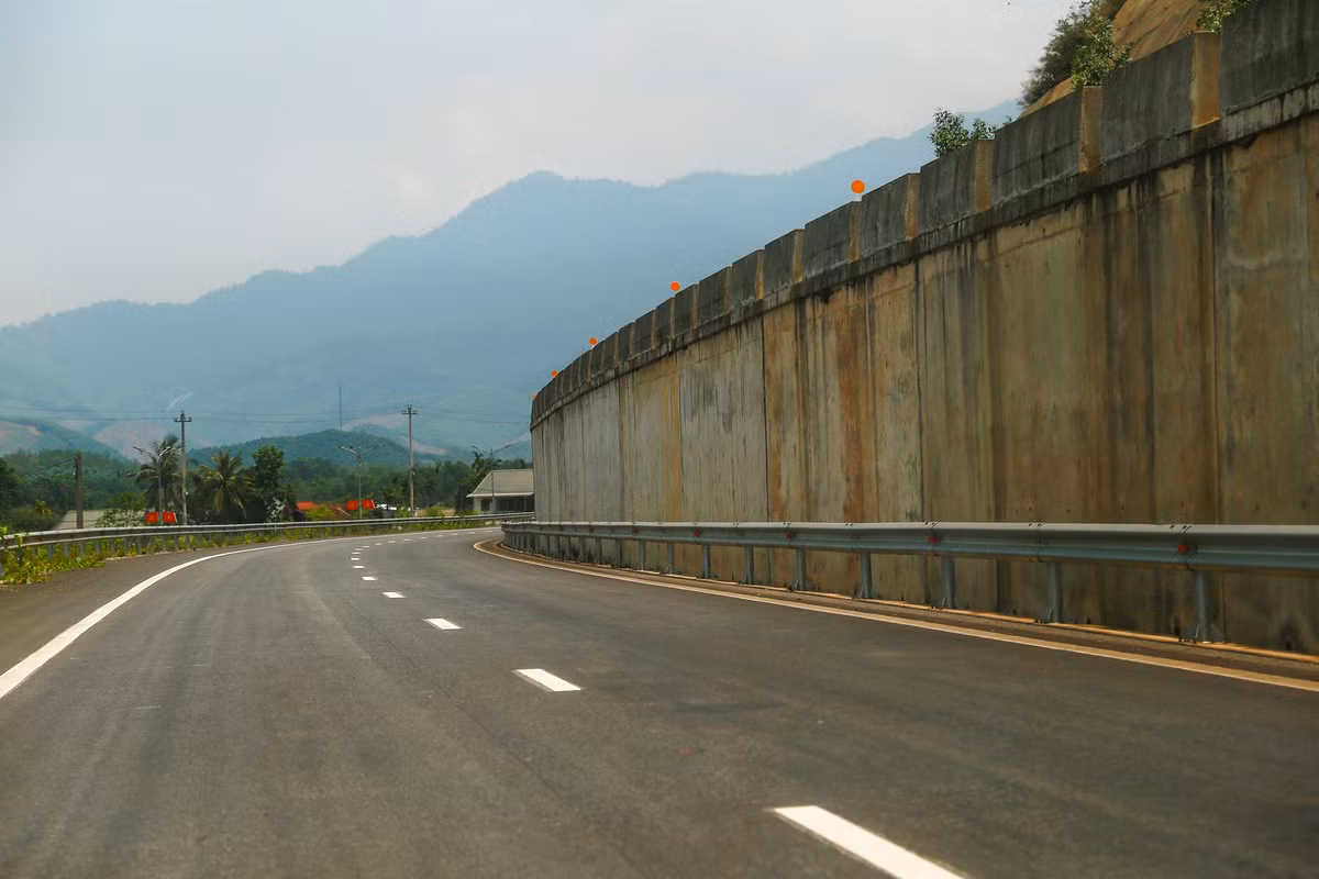 Những khu vực có địa chất phức tạp được thi công bằng bê tông nhằm giảm thiểu nguy cơ sạt lở.