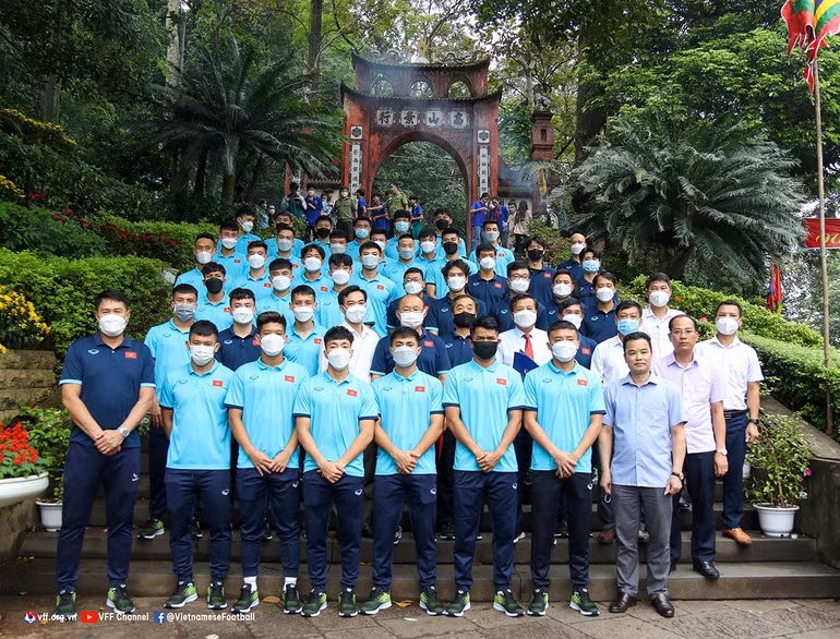 Nguoi ham mo vay quanh HLV Park Hang Seo o Den Hung