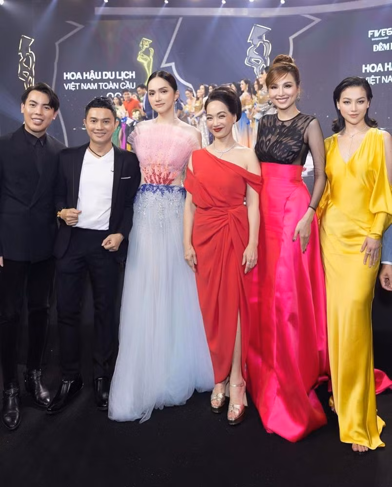 KHÓ TIN: Nhan sắc NSND Lê Khanh 'hạ' cùng lúc 3 hoa hậu - Hình 2 KHO TIN: Nhan sac NSND Le Khanh 'ha' cung luc 3 hoa hau-Hinh-2